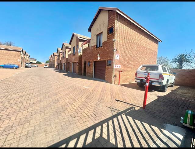 3 BEDROOM TOWNHOUSE FOR SALE IN ANNADALE